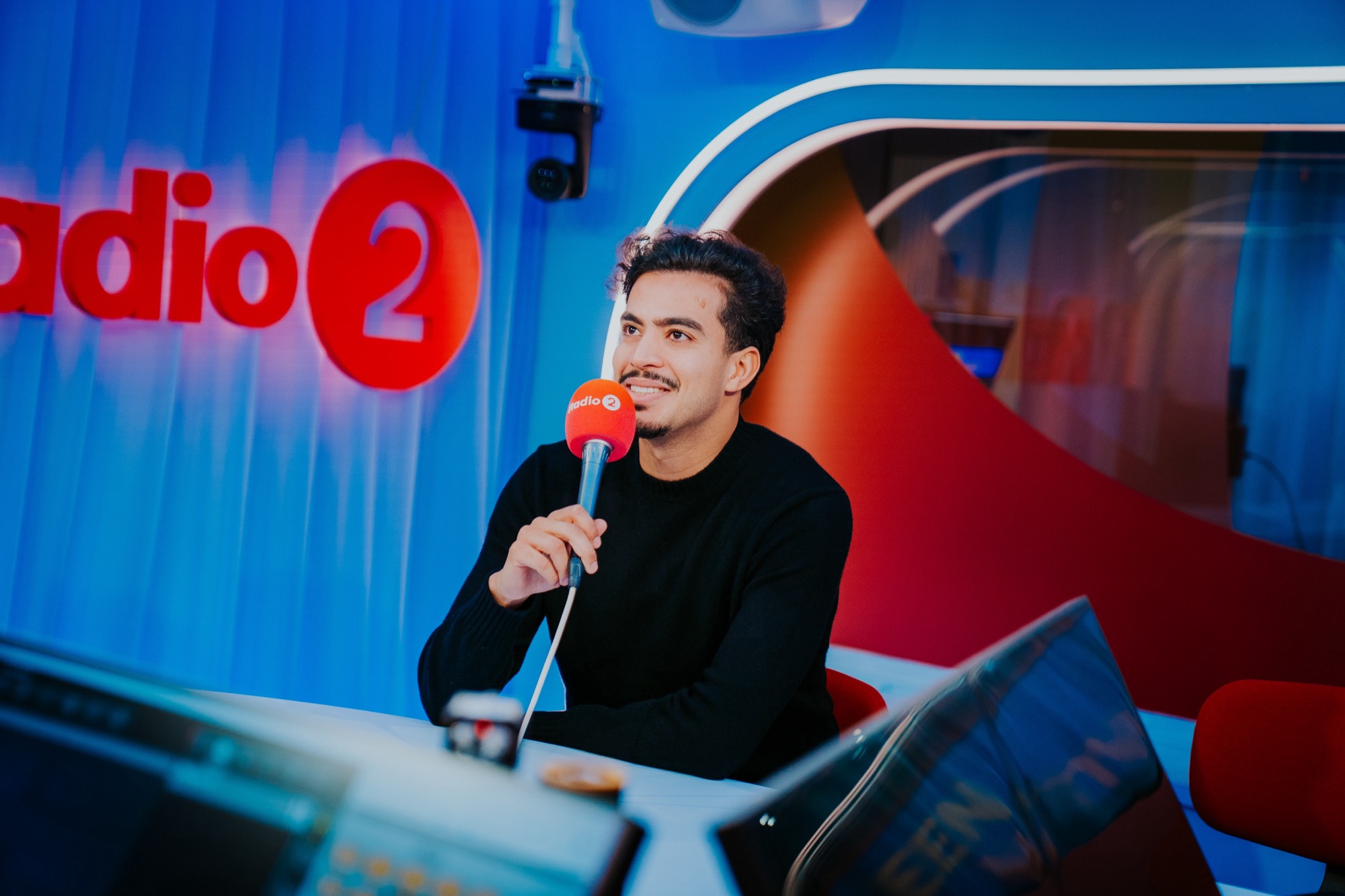 Taha Riani in de studio van Radio 2