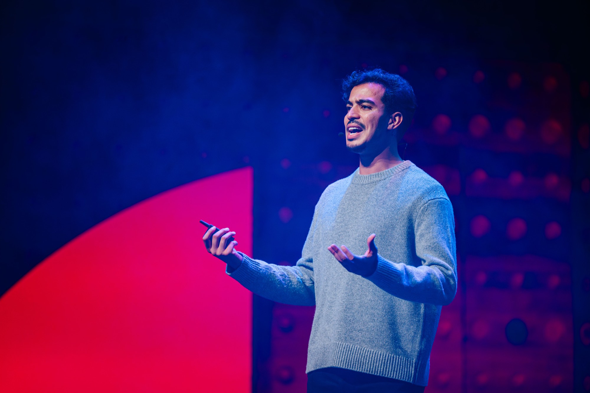 Taha Riani tijdens zijn keynote op OM Conference 2025