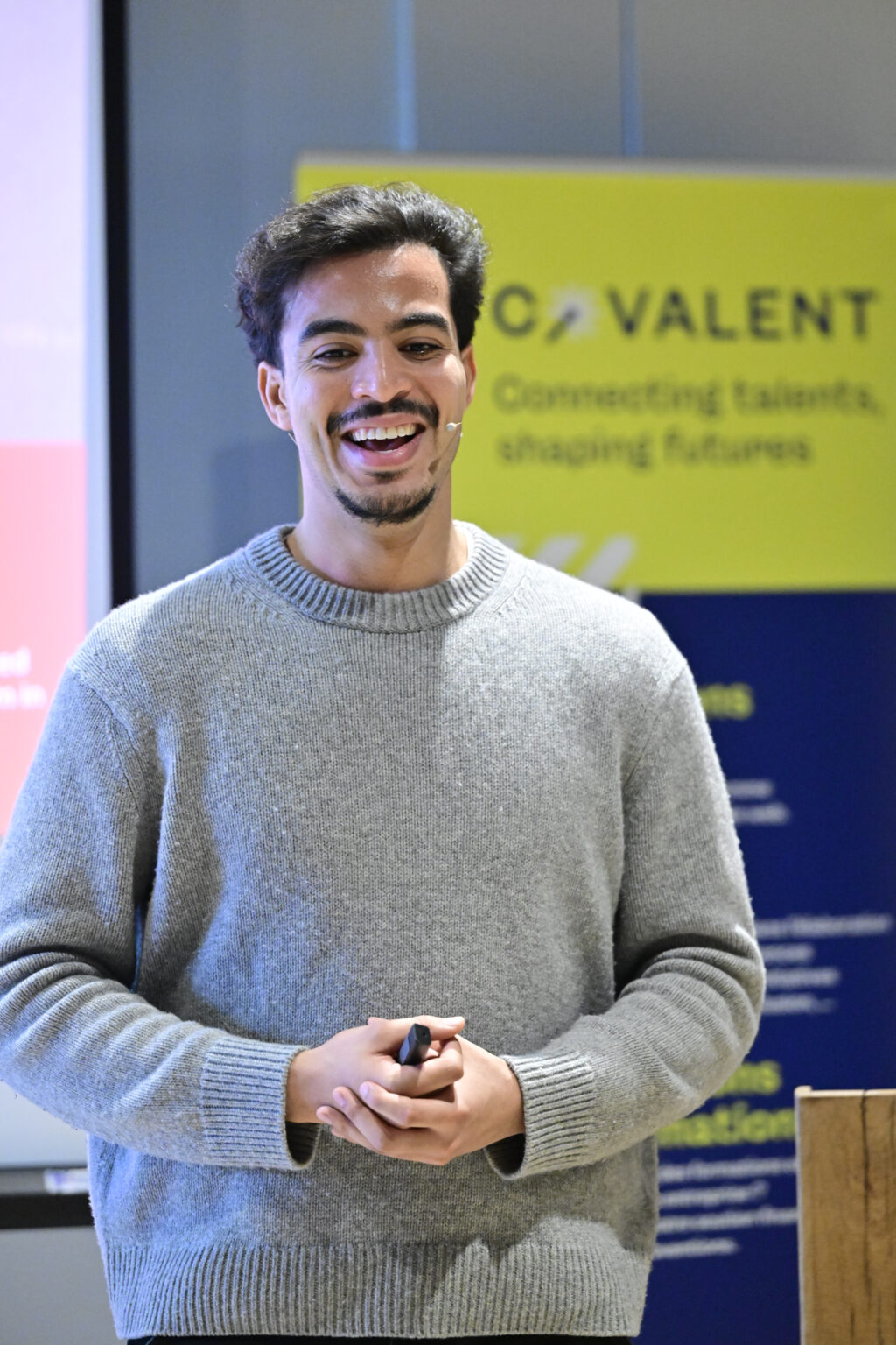 Taha Riani tijdens een sessie voor een organisatie
